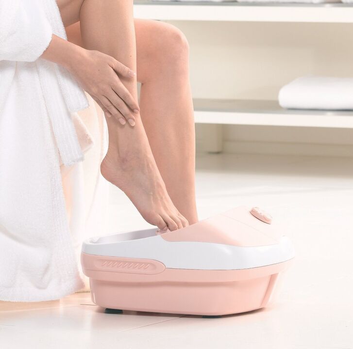 Un bain de pieds avec du jus ou de l'huile de chélidoine aidera à éliminer la mycose des ongles